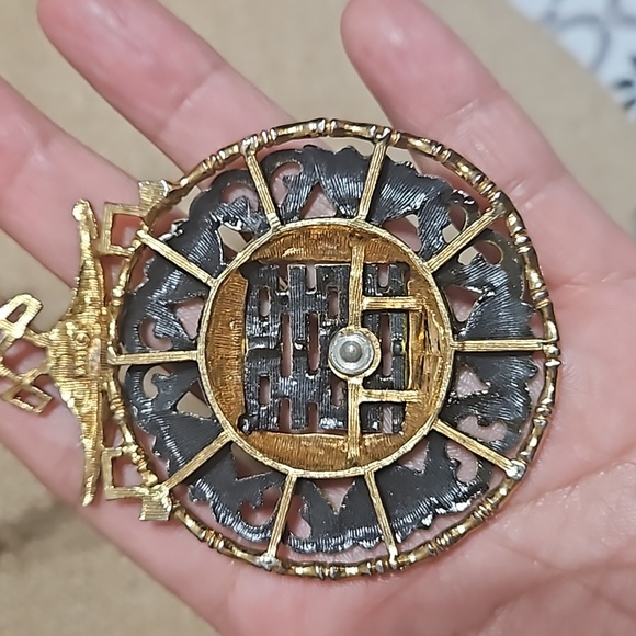 Vintage Medallion signed ART - Picture 3 of 8